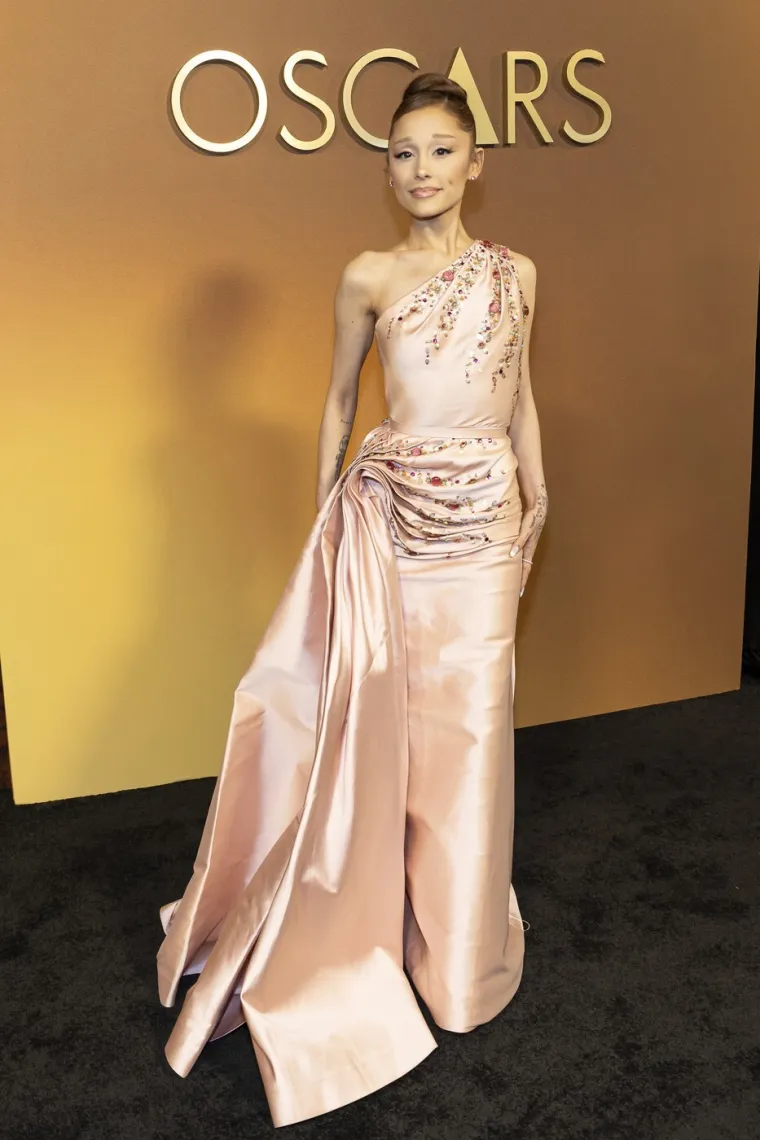 Zanosne glumice u dramatičnim haljinama s otvorenim dekolteom. Zna se tko je ukrao pozornost