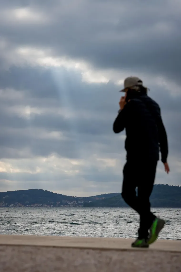 Zaljubljeni golupčići privlačili poglede prolaznika: Teško ih je bilo ne primijetiti