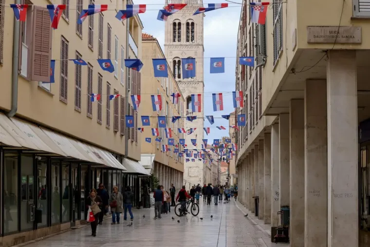 Zaljubljeni golupčići privlačili poglede prolaznika: Teško ih je bilo ne primijetiti