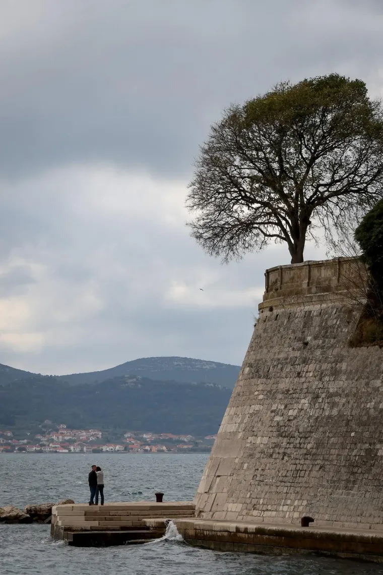 Zaljubljeni golupčići privlačili poglede prolaznika: Teško ih je bilo ne primijetiti