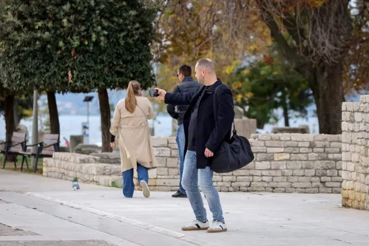 Zaljubljeni golupčići privlačili poglede prolaznika: Teško ih je bilo ne primijetiti