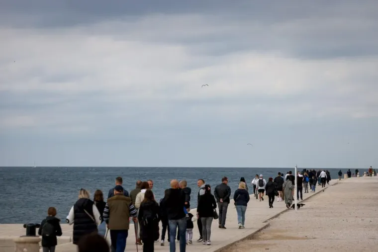 Zaljubljeni golupčići privlačili poglede prolaznika: Teško ih je bilo ne primijetiti