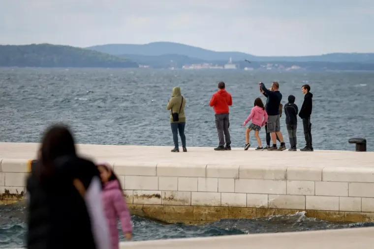 Zaljubljeni golupčići privlačili poglede prolaznika: Teško ih je bilo ne primijetiti