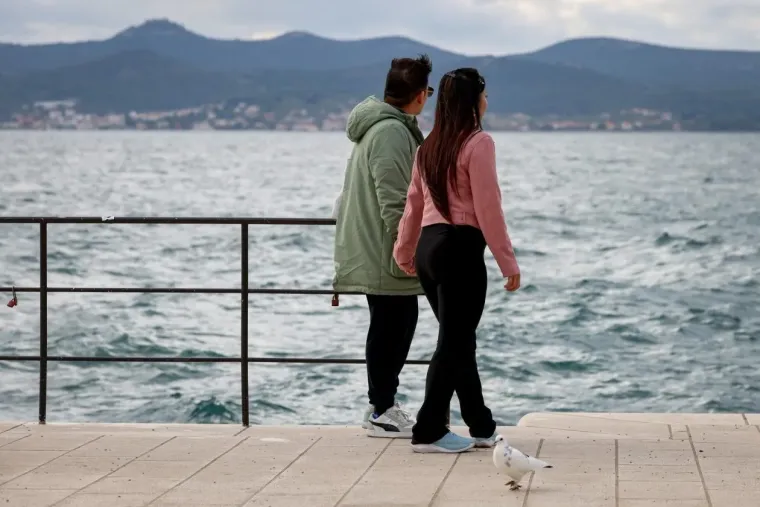 Zaljubljeni golupčići privlačili poglede prolaznika: Teško ih je bilo ne primijetiti