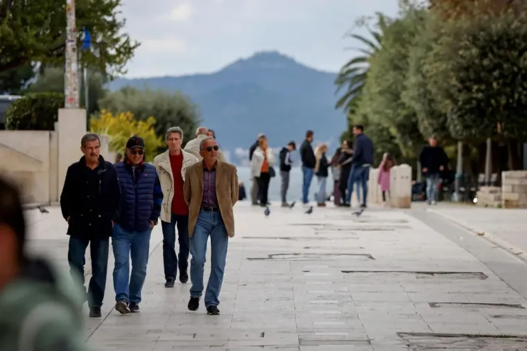 Zaljubljeni golupčići privlačili poglede prolaznika: Teško ih je bilo ne primijetiti