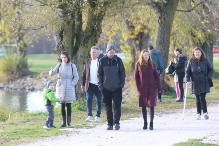 Gužva uz Dravu: Više generacija obitelji uputilo se u šetnju i bijeg od svakodnevice