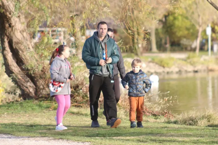 Gužva uz Dravu: Više generacija obitelji uputilo se u šetnju i bijeg od svakodnevice
