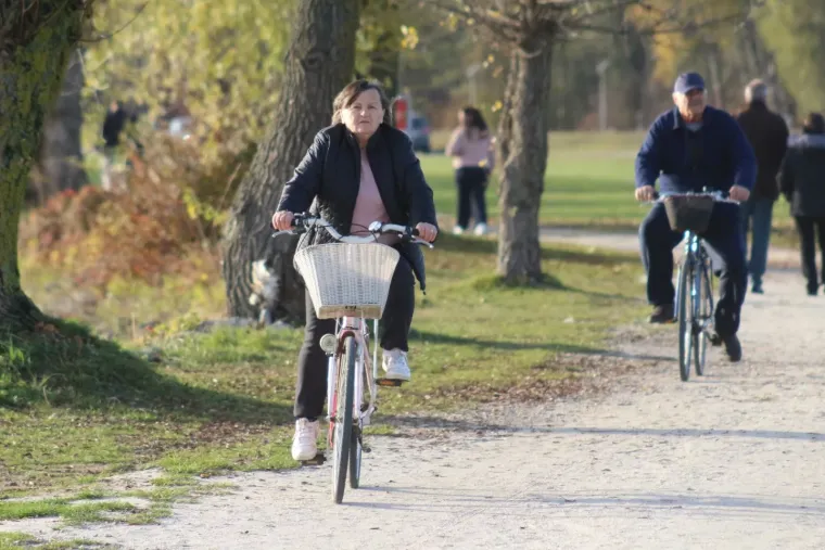 Gužva uz Dravu: Više generacija obitelji uputilo se u šetnju i bijeg od svakodnevice
