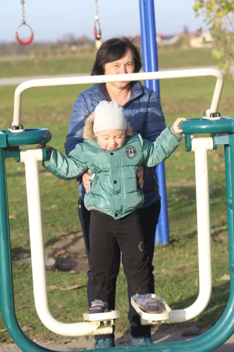 Gužva uz Dravu: Više generacija obitelji uputilo se u šetnju i bijeg od svakodnevice