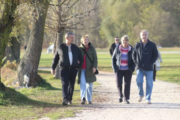 Gužva uz Dravu: Vi&scaron;e generacija obitelji uputilo se u &scaron;etnju i bijeg od svakodnevice