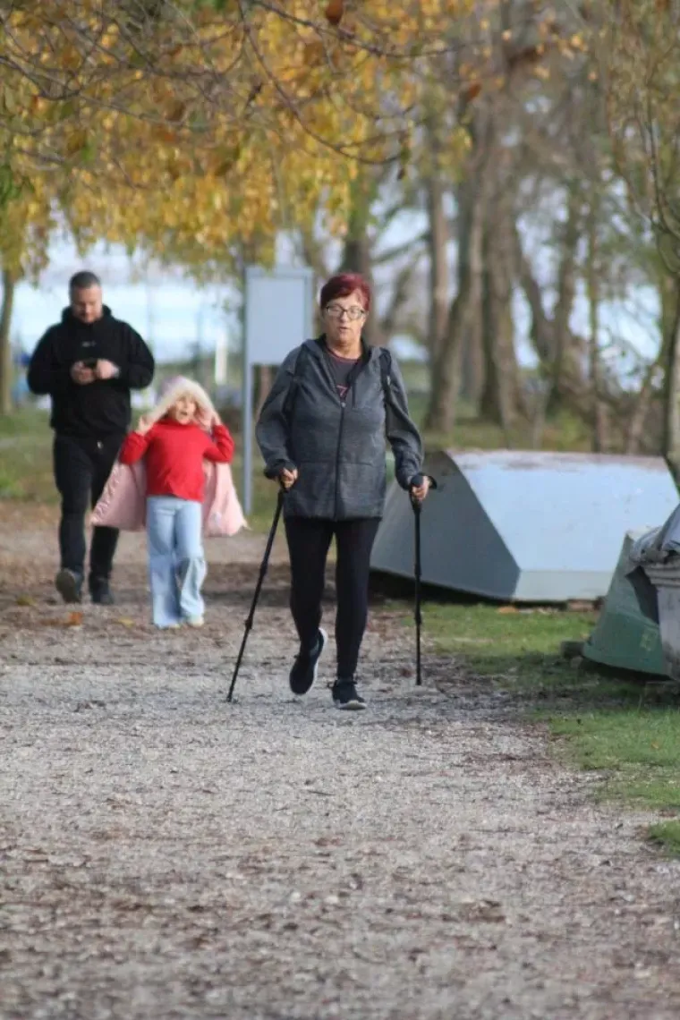 Gužva uz Dravu: Vi&scaron;e generacija obitelji uputilo se u &scaron;etnju i bijeg od svakodnevice