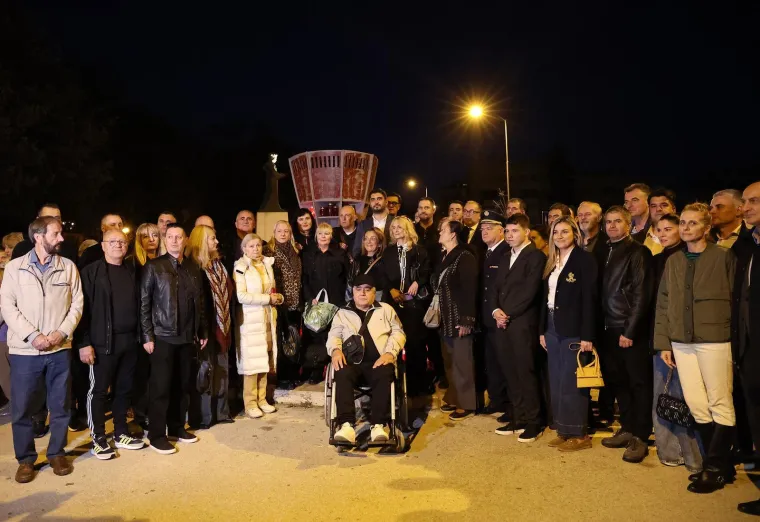 Dirljivi prizori diljem Hrvatske: Lampioni u obliku srca u spomen žrtava Vukovara i &Scaron;kabrnje