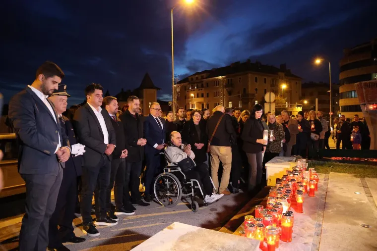 Dirljivi prizori diljem Hrvatske: Lampioni u obliku srca u spomen žrtava Vukovara i &Scaron;kabrnje