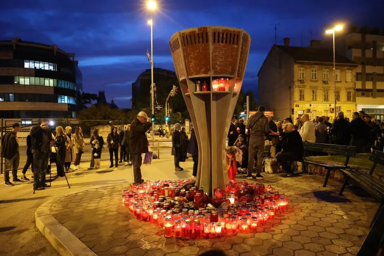 Dirljivi prizori diljem Hrvatske: Lampioni u obliku srca u spomen žrtava Vukovara i &Scaron;kabrnje