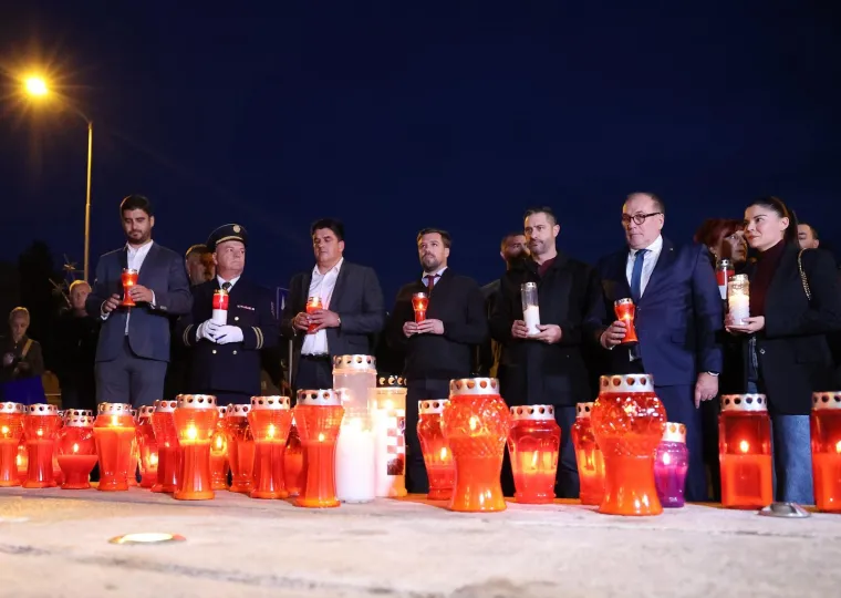 Dirljivi prizori diljem Hrvatske: Lampioni u obliku srca u spomen žrtava Vukovara i &Scaron;kabrnje