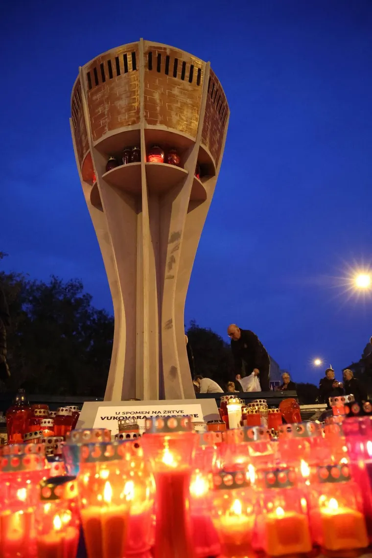 Dirljivi prizori diljem Hrvatske: Lampioni u obliku srca u spomen žrtava Vukovara i &Scaron;kabrnje