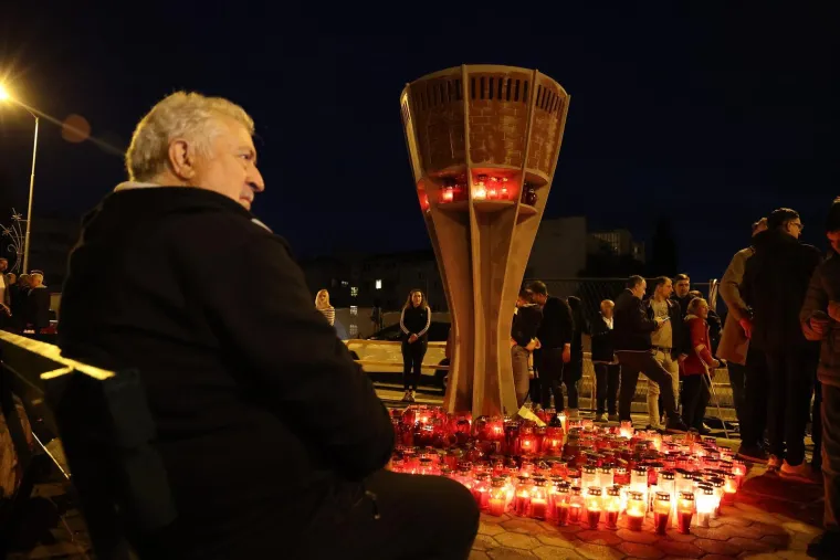 Dirljivi prizori diljem Hrvatske: Lampioni u obliku srca u spomen žrtava Vukovara i &Scaron;kabrnje