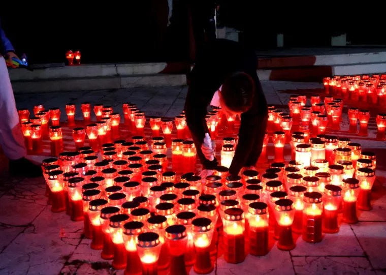 Dirljivi prizori diljem Hrvatske: Lampioni u obliku srca u spomen žrtava Vukovara i &Scaron;kabrnje