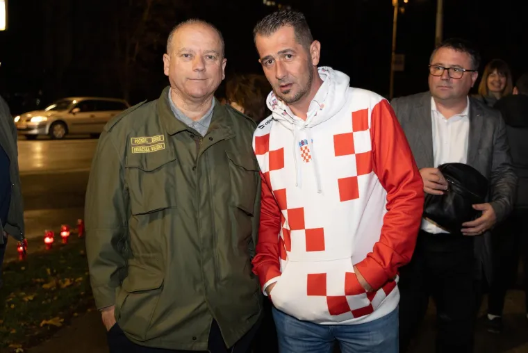 Dirljivi prizori diljem Hrvatske: Lampioni u obliku srca u spomen žrtava Vukovara i &Scaron;kabrnje