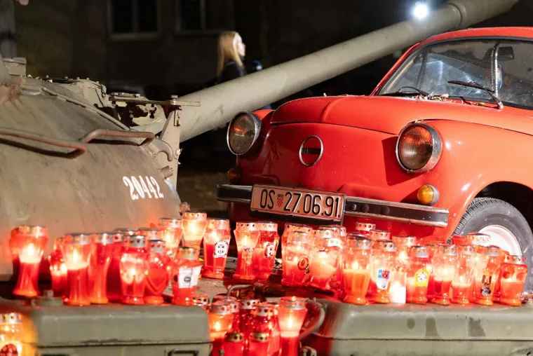 Dirljivi prizori diljem Hrvatske: Lampioni u obliku srca u spomen žrtava Vukovara i &Scaron;kabrnje