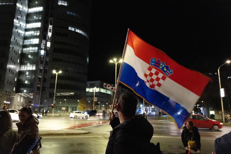 Dirljivi prizori diljem Hrvatske: Lampioni u obliku srca u spomen žrtava Vukovara i &Scaron;kabrnje