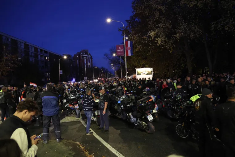 Dirljivi prizori diljem Hrvatske: Lampioni u obliku srca u spomen žrtava Vukovara i &Scaron;kabrnje