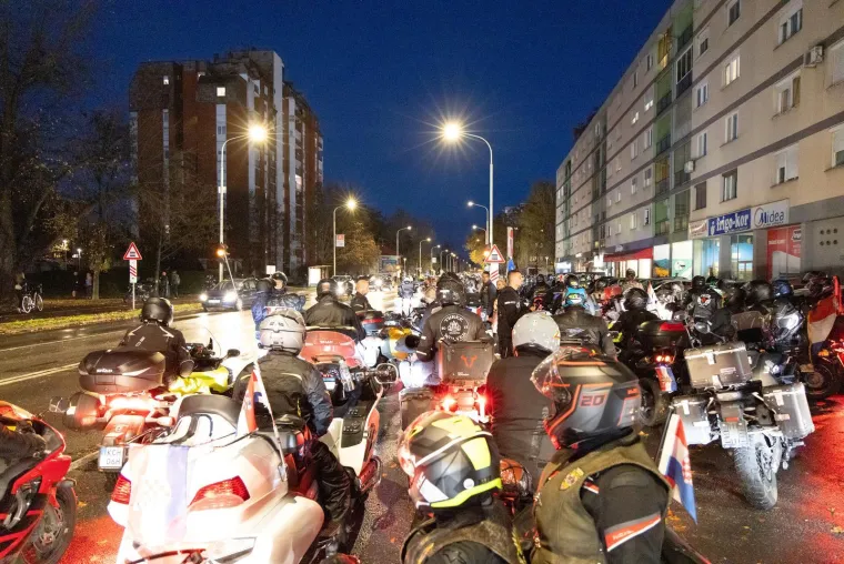 Dirljivi prizori diljem Hrvatske: Lampioni u obliku srca u spomen žrtava Vukovara i &Scaron;kabrnje