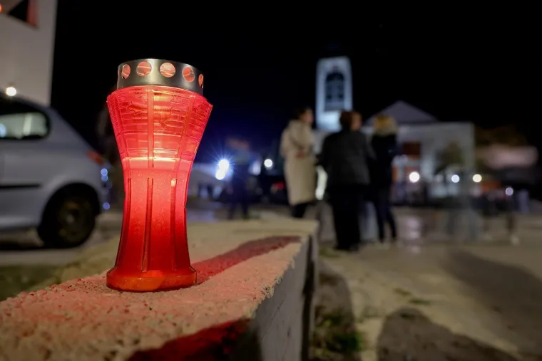 Dirljivi prizori diljem Hrvatske: Lampioni u obliku srca u spomen žrtava Vukovara i Škabrnje