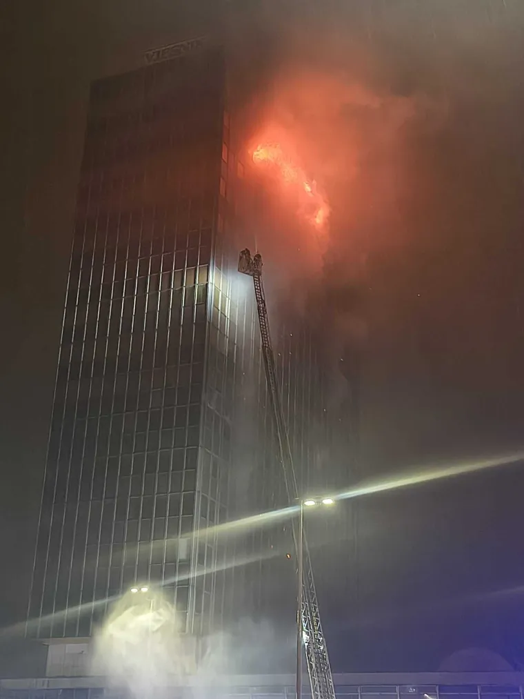 Velika fotogalerija požara Vjesnika: Plamena buktinja satima guta kat po kat