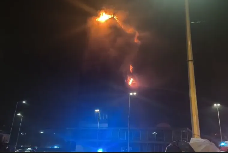 Velika fotogalerija požara Vjesnika: Plamena buktinja satima guta kat po kat