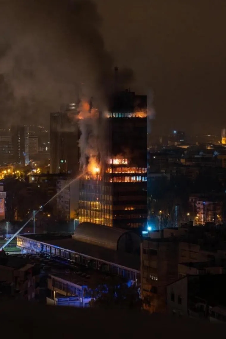 Velika fotogalerija požara Vjesnika: Plamena buktinja satima guta kat po kat