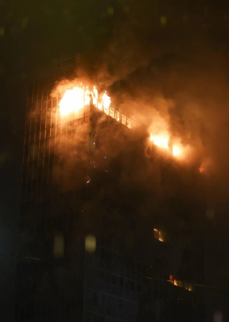 Velika fotogalerija požara Vjesnika: Plamena buktinja satima guta kat po kat