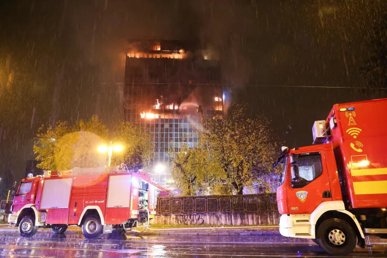 Velika fotogalerija požara Vjesnika: Plamena buktinja satima guta kat po kat