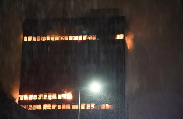 Velika fotogalerija požara Vjesnika: Plamena buktinja satima guta kat po kat