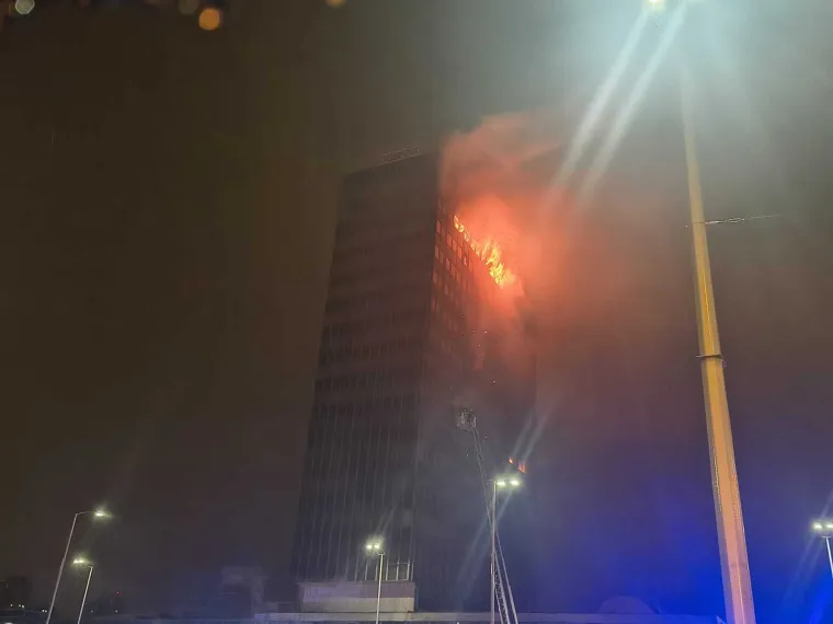 Velika fotogalerija požara Vjesnika: Plamena buktinja satima guta kat po kat