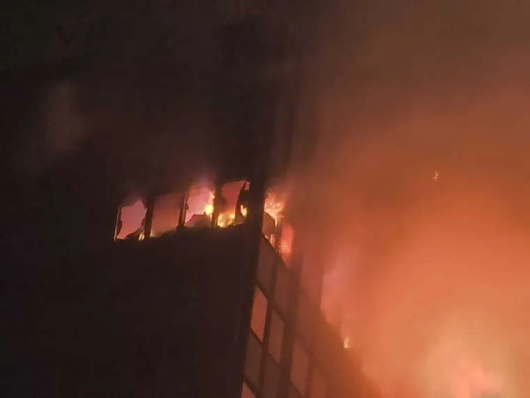 Velika fotogalerija požara Vjesnika: Plamena buktinja satima guta kat po kat