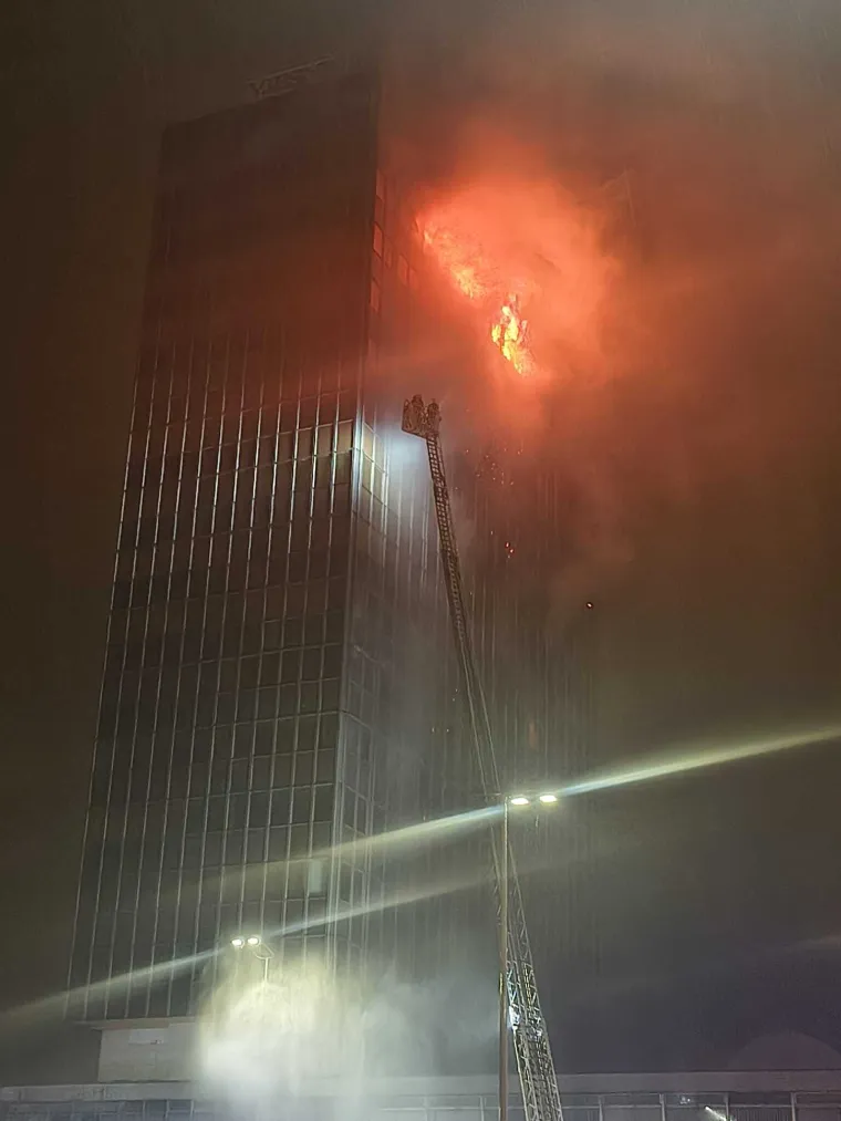 Velika fotogalerija požara Vjesnika: Plamena buktinja satima guta kat po kat