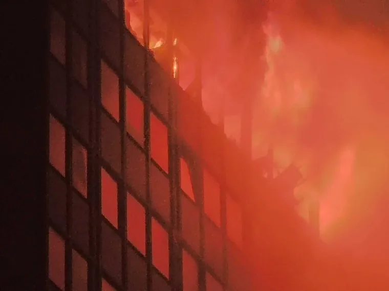 Velika fotogalerija požara Vjesnika: Plamena buktinja satima guta kat po kat