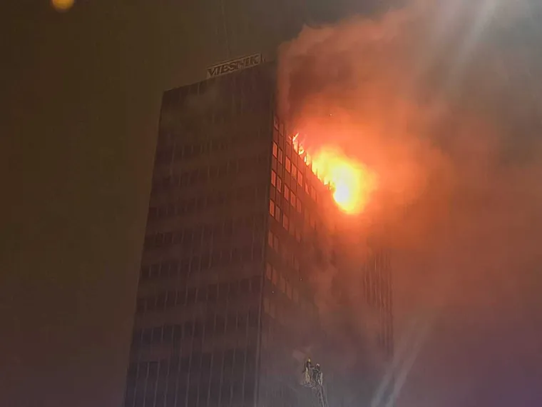 Velika fotogalerija požara Vjesnika: Plamena buktinja satima guta kat po kat