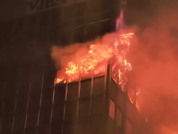 Velika fotogalerija požara Vjesnika: Plamena buktinja satima guta kat po kat