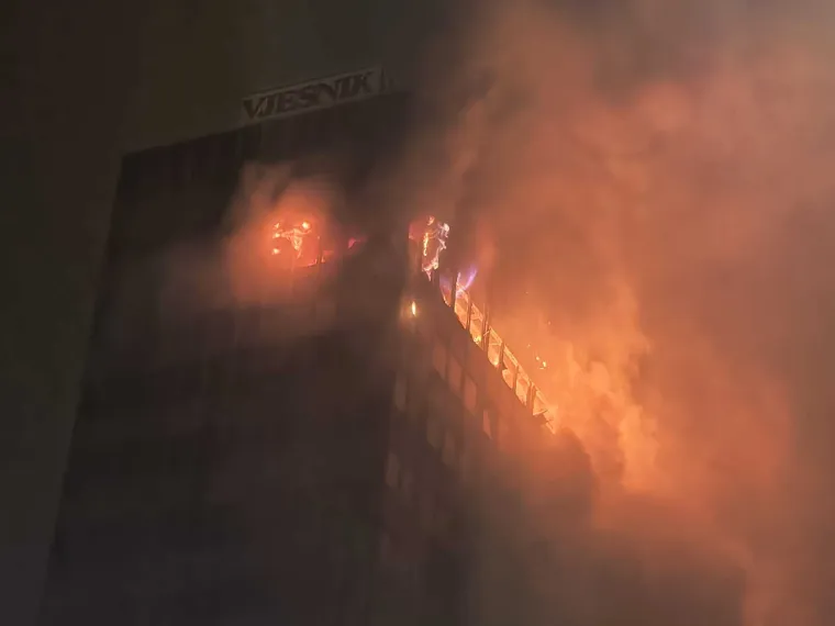 Velika fotogalerija požara Vjesnika: Plamena buktinja satima guta kat po kat