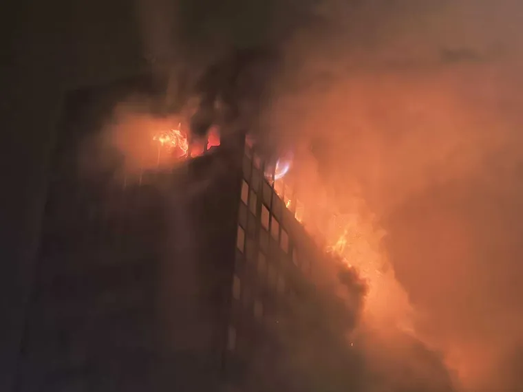 Velika fotogalerija požara Vjesnika: Plamena buktinja satima guta kat po kat