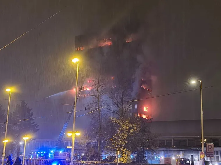 Velika fotogalerija požara Vjesnika: Plamena buktinja satima guta kat po kat