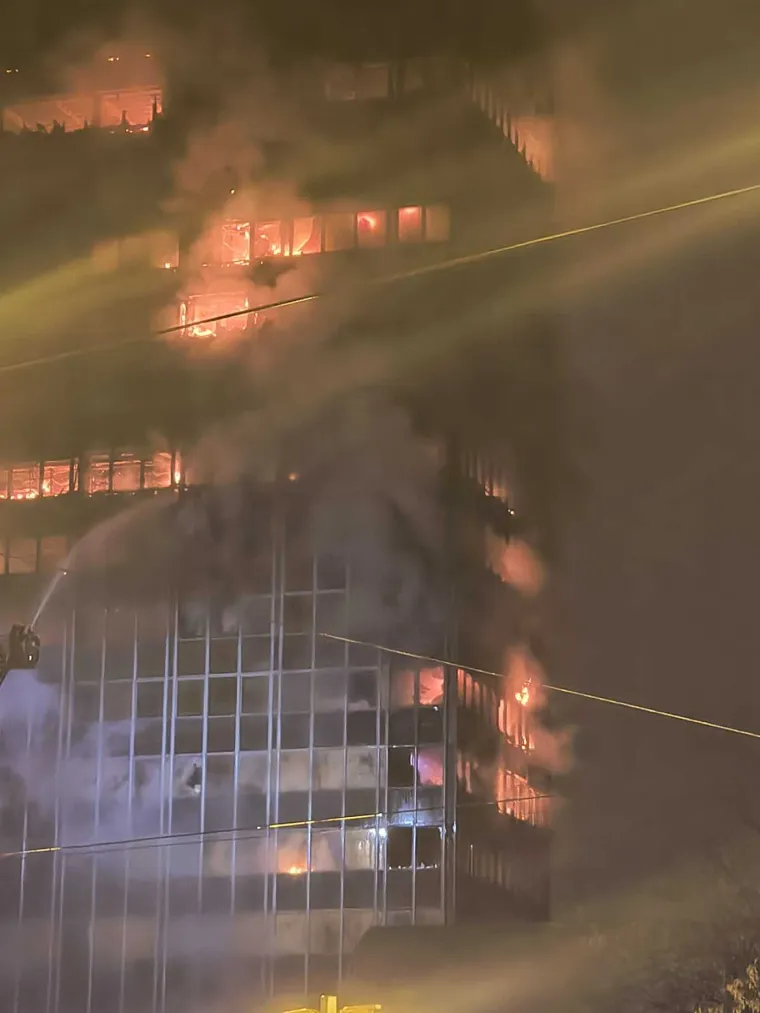 Velika fotogalerija požara Vjesnika: Plamena buktinja satima guta kat po kat