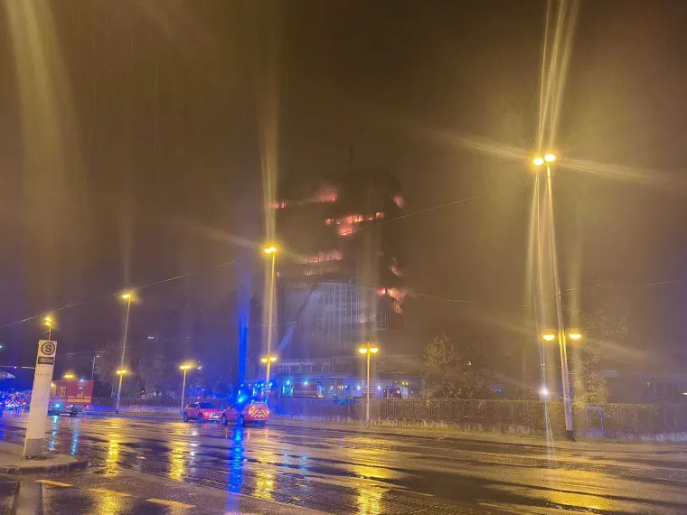 Velika fotogalerija požara Vjesnika: Plamena buktinja satima guta kat po kat