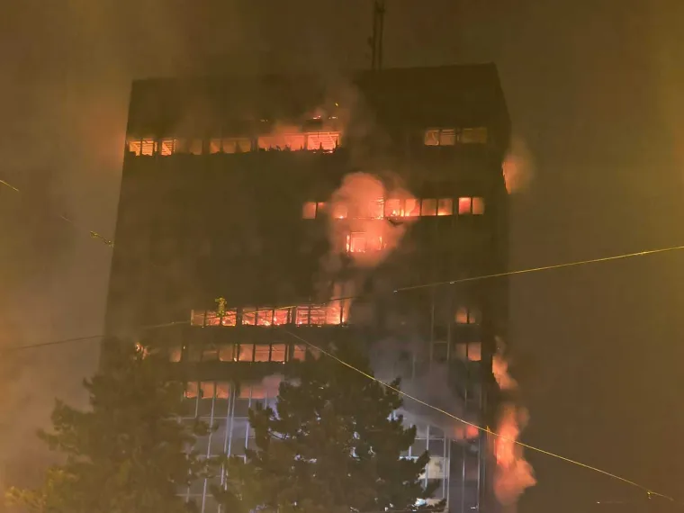 Velika fotogalerija požara Vjesnika: Plamena buktinja satima guta kat po kat