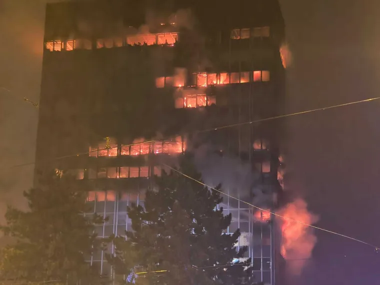 Velika fotogalerija požara Vjesnika: Plamena buktinja satima guta kat po kat