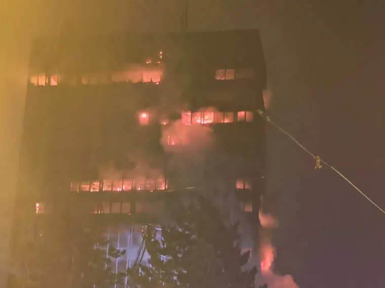 Velika fotogalerija požara Vjesnika: Plamena buktinja satima guta kat po kat