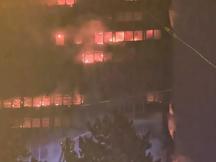 Velika fotogalerija požara Vjesnika: Plamena buktinja satima guta kat po kat