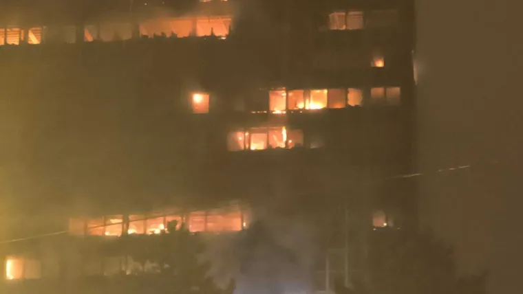 Velika fotogalerija požara Vjesnika: Plamena buktinja satima guta kat po kat